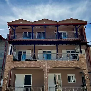House Kiratsi Szárti